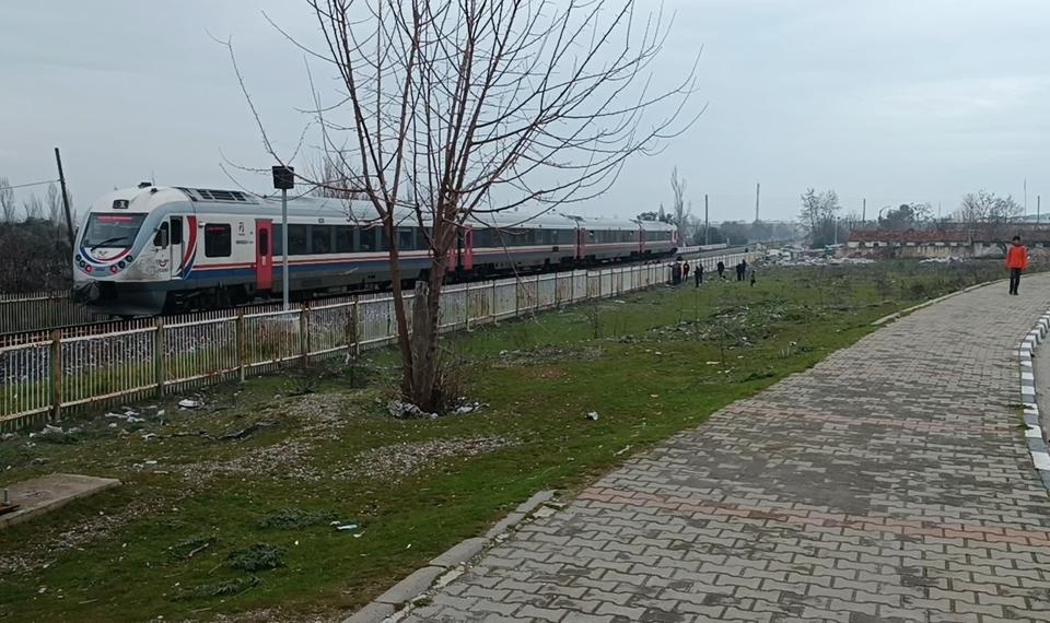 Trenin çarptığı genç adam ağır yaralandı