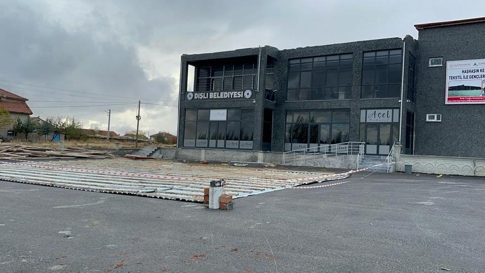 FIRTINA BELEDİYENİN ÇATISINI UÇURDU