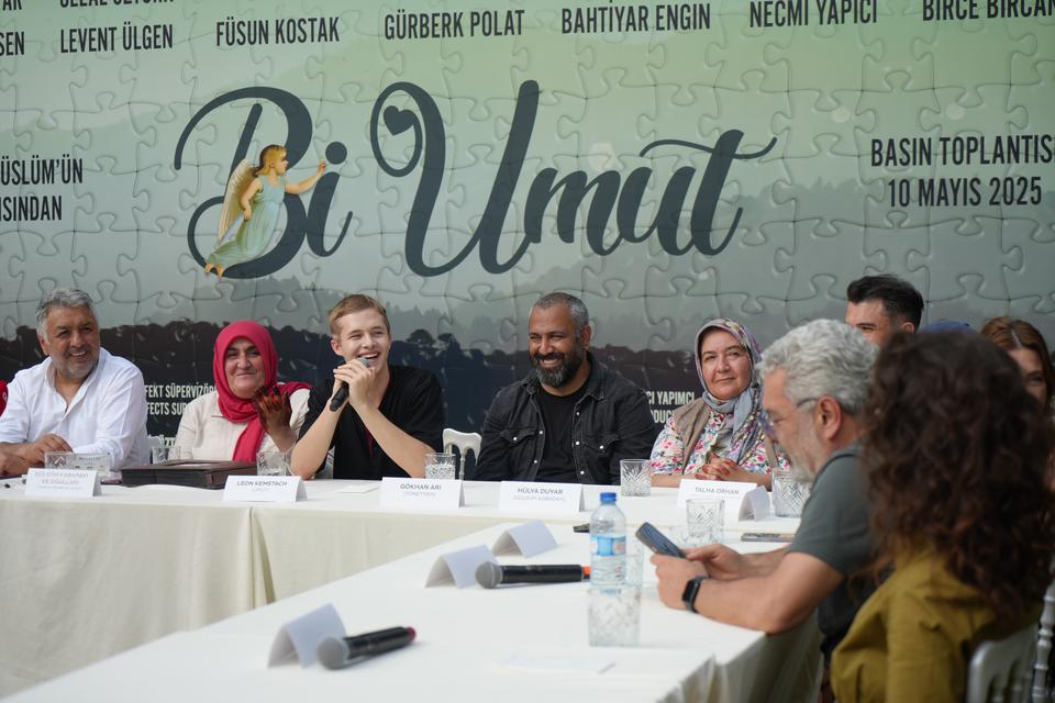 KİMLİĞİ BELİRSİZ FELÇLİ RUS GENCE 10 YIL ANNELİK YAPAN GÜLSÜM ANANIN HAYATI FİLM OLUYOR GÜLSÜM KABADAYI: "UMUT VEFAT ETTİKTEN SONRA DÜNYAYA UMUT OLACAK" "BENİM OĞLUM İNSANLIĞI, SEVGİYİ, MERHAMETİ, PAYLAŞMAYI, VİCDANI VERECEK" YAPIMCI MUSTAFA USLU: "OSCAR'A BU HİKÂYEYİ HAZIRLAMAZSAK İHANET ETMİŞ OLURUZ"