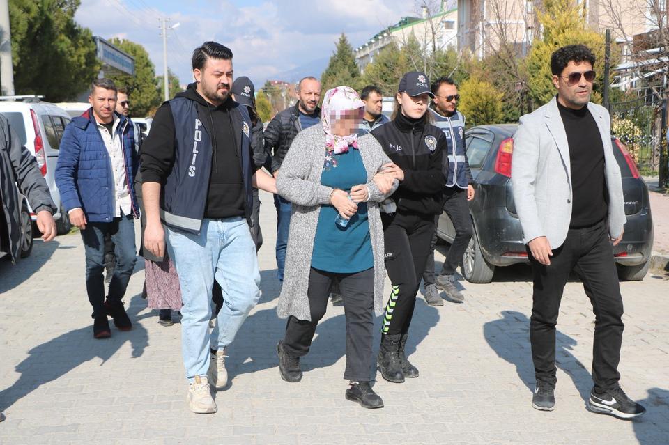 3 BİLEZİK İÇİN KOMŞULARINI ÖLDÜRÜP ÇUVALA KOYAN 2 KADIN TUTUKLANDI