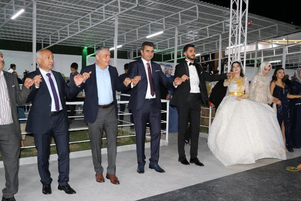 AŞİRET DÜĞÜNÜNDE GELİNE 3 KİLO ALTIN, DAMADA 4 MİLYON TL TAKILDI