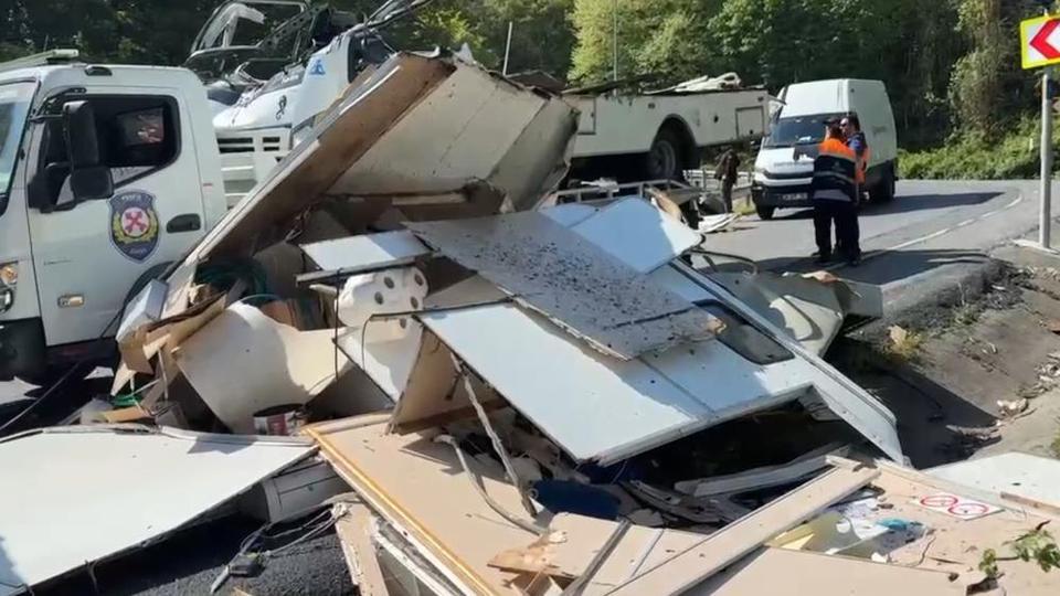 Bariyerlere çarpan karavan paramparça oldu, sürücü hayatını kaybetti