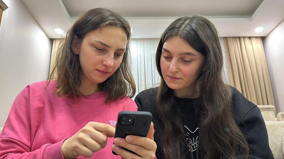 Kız kardeşler, telefonun yüz tanıma açığını yakaladı