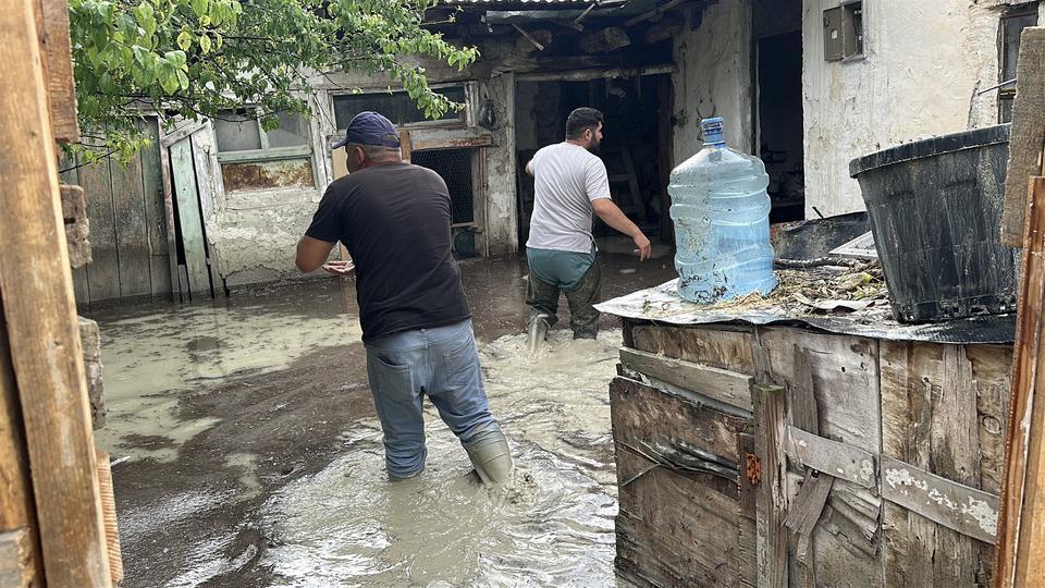 Sağanak sonrası bazı evleri su bastı