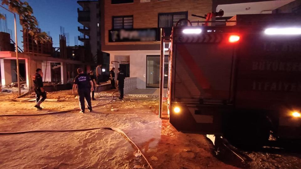 Hızla yangına müdahale eden itfaiye ekipleri, yangını büyümeden söndürdü. Soğutma çalışmalarının ardından yangının çıkış nedeninin tespiti için inceleme başlatıldı.