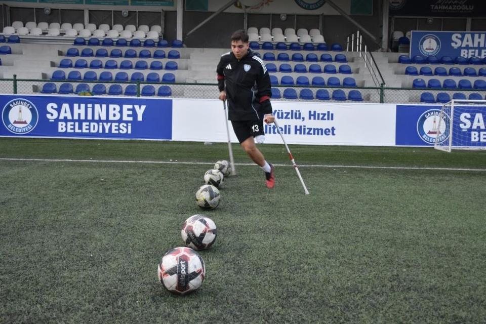Kazada engelli oldu, futbolla hayata döndü
