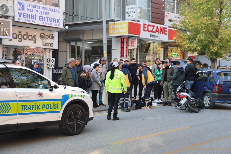 AYNI YÖNE GİDEN MOTOSİKLET VE OTOMOBİL ÇARPIŞTI: 1 YARALI