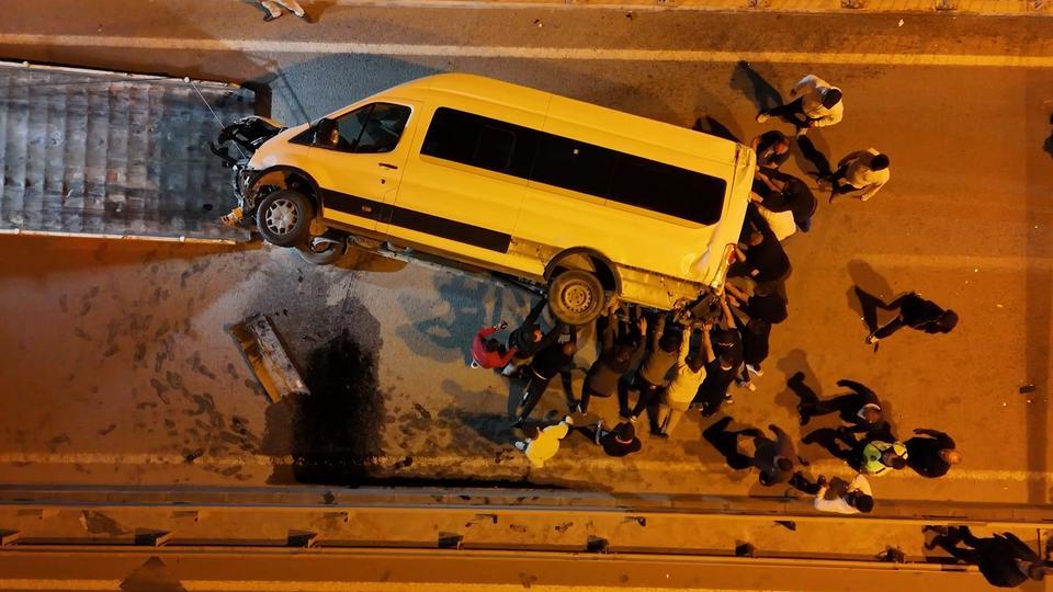 Patronunu ve servis şoförünü gasp etti, kaza üstüne kaza yaptı
