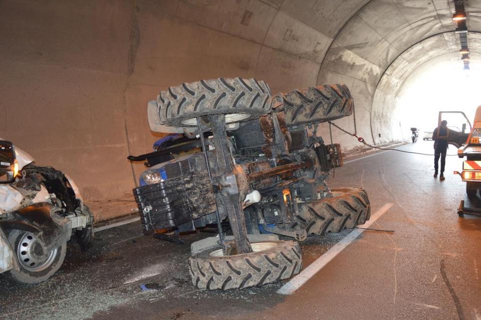 Traktörle kamyonet çarpıştı: 2 yaralı