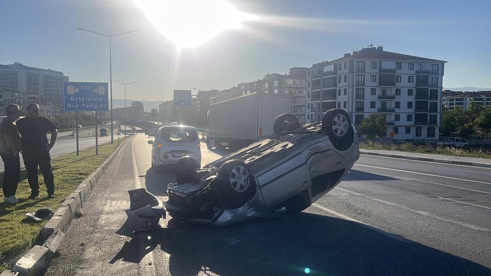 Otomobil refüje çıkarak takla attı