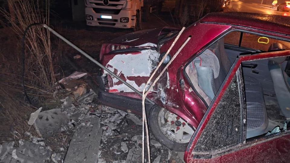 Alkollü sürücü dehşeti! Duvara çarpan otomobil hurdaya döndü: 3 yaralı