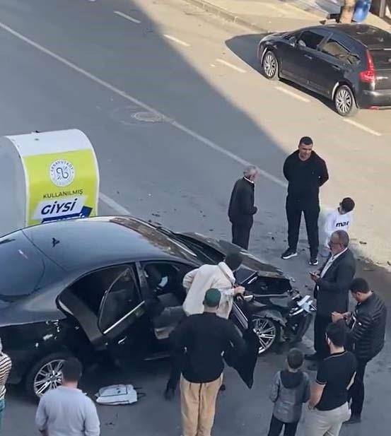 İki araç kafa kafaya çarpıştı
