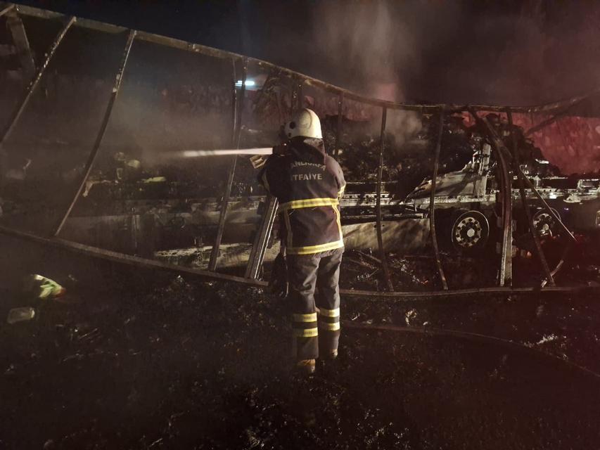 Yanan tır hurda yığınına döndü