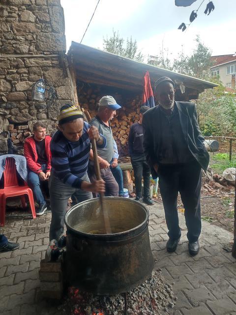 MANİSA'DA 3 BİN YILLIK GELENEK DEVAM EDİYOR ANADOLU'NUN EN YAYGIN GELENEKLERİNDEN BİRİ OLAN ÖLÜ HELVASI GELENEĞİ DEVAM EDİYOR ÖLÜ HELVASI, KÖZ ATEŞİNDE BÜYÜK KAZANLAR İÇİNDE UN, SU VE ŞEKER KARIŞIMININ SÜREKLİ KARIŞTIRILMASIYLA YAPILIYOR