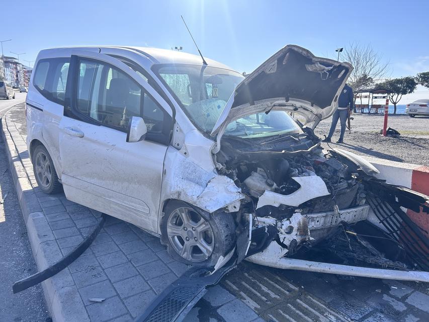 HATAY'DA HAFİF TİCARİ ARAÇ OTOMOBİLLE ÇARPIŞTI: 3 YARALI