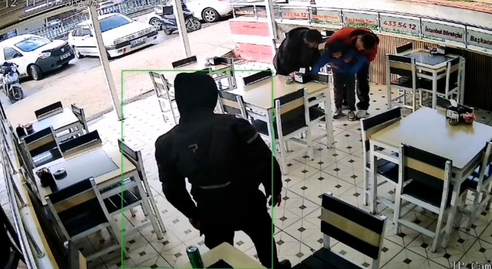 Kurye heimlich manevrasıyla boğulan çocuğu kurtardı