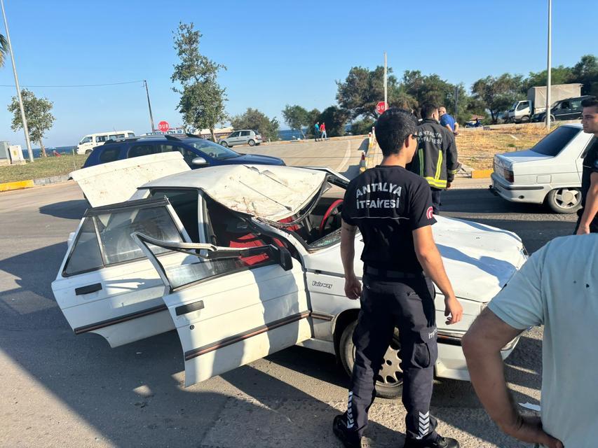 BAŞIBOŞ GEZEN AT KAZAYA NEDEN OLDU: 3 KİŞİ YARALANDI YARALANAN AT DA TEDAVİ ALTINA ALINDI
