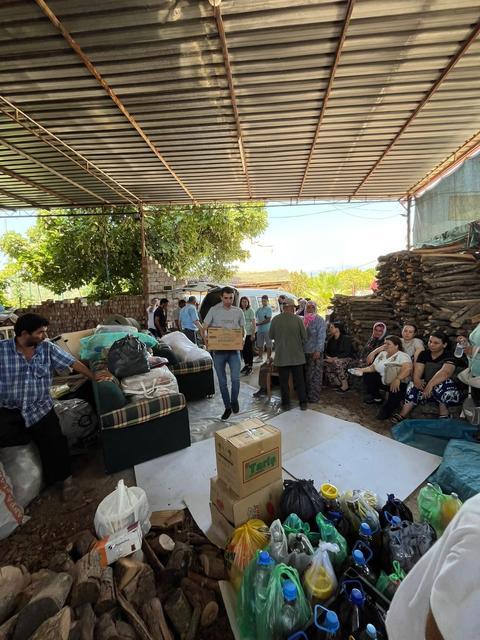 Aydın'dan İzmir'e yardım eli uzandı, topladıkları eşyaları teslim ettiler