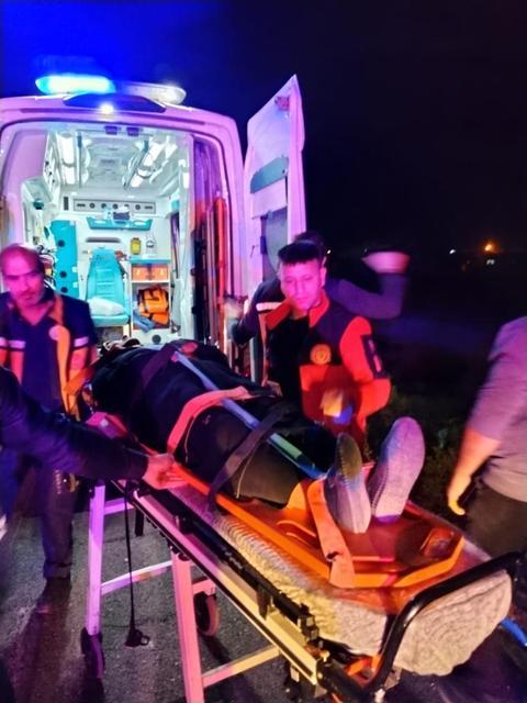 Devrilen otomobildeki 3 kişi yaralandı