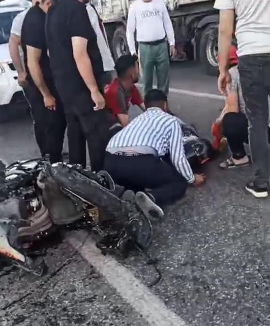 MOTOSİKLET SAVRULDU, SÜRÜCÜ AĞIR YARALANDI: O ANLAR KAMERADA