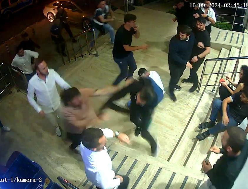 CHP'Lİ MECLİS ÜYESİNİN ALKOLLÜ MEKANINDA HESAP KAVGASI FAZLA PARA İSTENDİĞİNİ İDDİA EDEN MÜŞTERİLER, CHP KAPAKLI BELEDİYE MECLİS ÜYESİ CENGİZ GEZER VE KORUMALARI TARAFINDAN DARP EDİLDİ