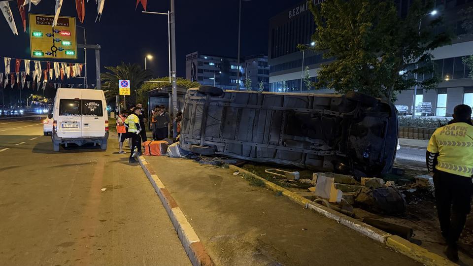Kontrolden çıkan ticari araç yan yattı