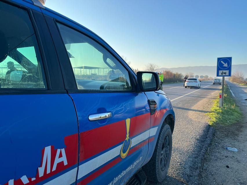 İNCİRLİOVA'DA OTOMOBİL MOTOSİKLETE ÇARPTI: 1 ÖLÜ