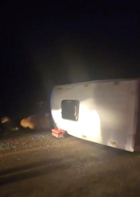 İnşaat işçilerini taşıyan minibüs devrildi: Yaralılar var