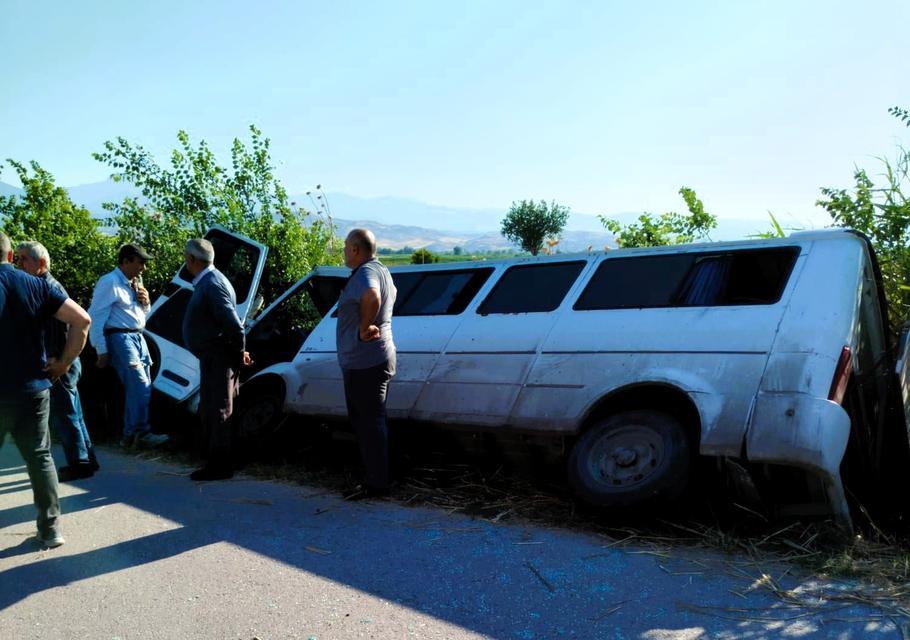 İşçi servisi sazlıklara devrildi: 6 yaralı