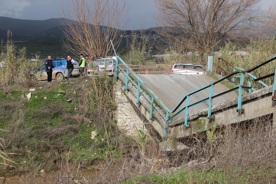 MANİSA'DA KÖPRÜ YIKILDI, DERE YATAKLARINDA HEYELAN OLDU MANİSA'DA ETKİLİ OLAN SAĞANAK YAĞIŞLAR SONRASI İKİ MAHALLE ARASINDA ULAŞIMI SAĞLAYAN KÖPRÜ YIKILDI TARİHİ ÇAYBAŞI DERESİNDE DE TOPRAK KAYMASI YAŞANIRKEN, BELEDİYE EKİPLERİ TEDBİR ALDI