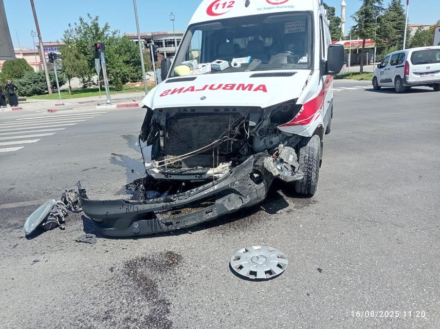 Kaza ihbarına giden ambulans kaza yaptı