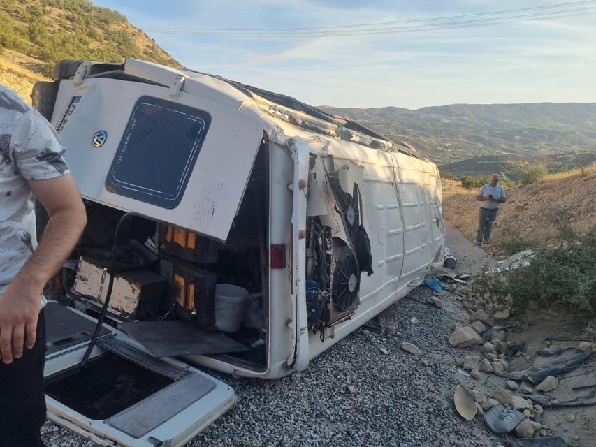 Tarım işçilerini taşıyan minibüs devrildi: 19 yaralı