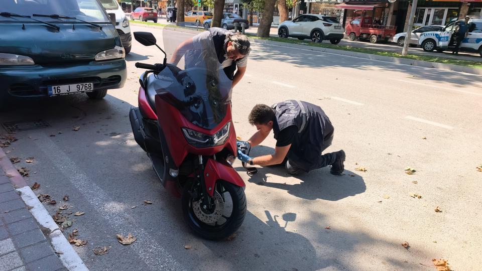 Motosikleti aldı, plakanın sahte olduğunu polis kontrolünde öğrendi