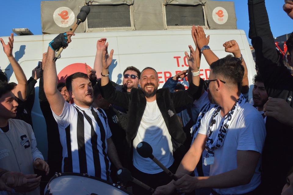 AYDINSPORLULAR MEYDANA İNDİ, ŞAMPİYONLUĞU KUTLADI