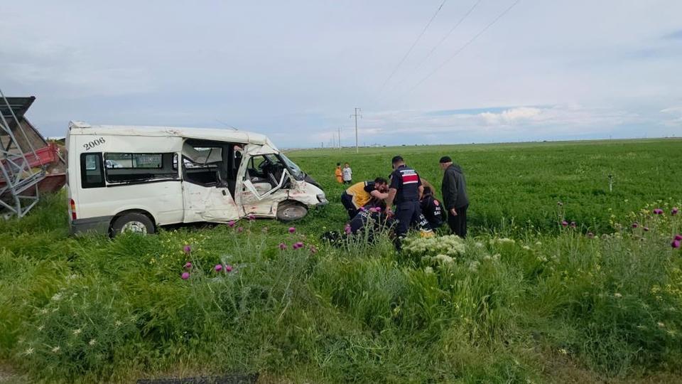 Tarım işçilerini taşıyan minibüsle kamyonet çarpıştı: 5 yaralı