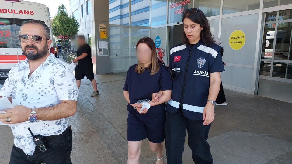 EVLİLİK VAADİYLE 444 BİN LİRALIK ALTIN ALDIRAN KADINLAR TUVALETTE KIYAFET DEĞİŞTİRİP KAÇTILAR YABANCI UYRUKLU KADINLARDAN BİRİ POLİS TARAFINDAN YAKALANDI