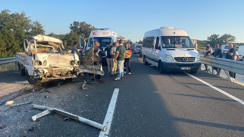 Kamyona çarpan kamyonetin sürücüsü hayatını kaybetti