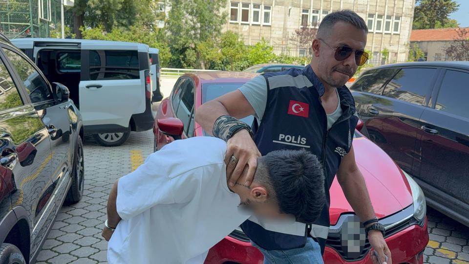 Kız arkadaşının kollarını kızgın kepçeyle yaktı