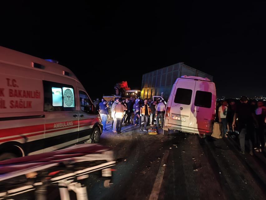 Yolcu minibüsü traktöre çarptı: 15 yaralı