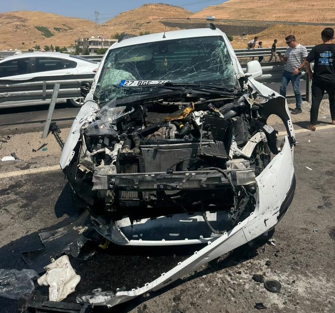 Kamyonet bariyerlere çarptı: 2’si çocuk 5 yaralı