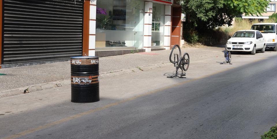AYDIN'DAKİ TRAFİK VE OTOPARK SIKINTISININ EN ÖNEMLİ NEDENLERİNDEN BİRİ DENETİMSİZLİK ORTAMI BOŞ BULAN ESNAF, KALDIRIMDAN SONRA YOLLARI DA İŞGAL ETMEYE BAŞLADI