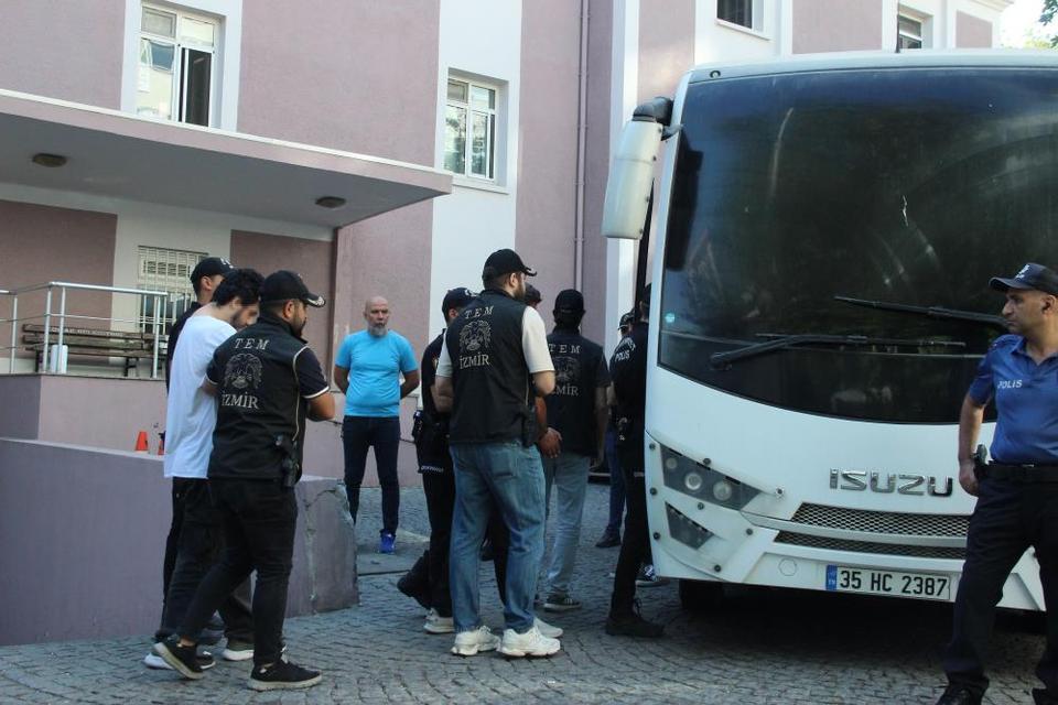 İzmir'de polis merkezine saldırı: 3 şehit