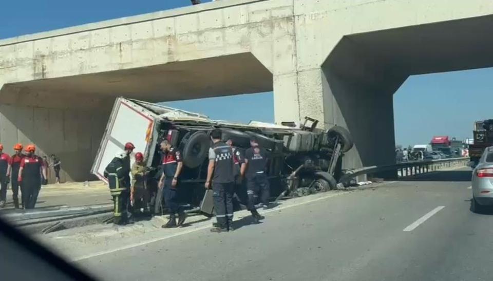 Köprü ayağına çarpan kamyonun sürücüsü öldü