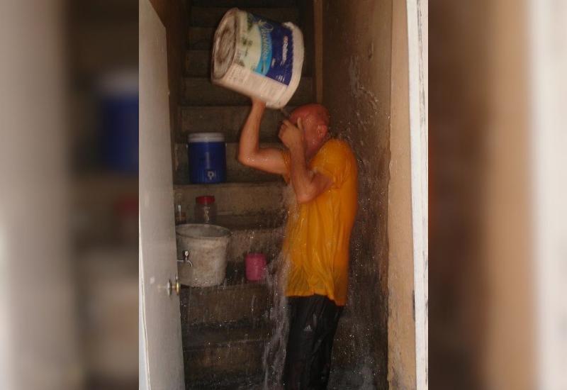 Sıcaklığa dayanamadı kafasından aşağı kovayla su döktü