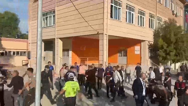 Veliler silah seslerinin yükseldiği okula akın etti: