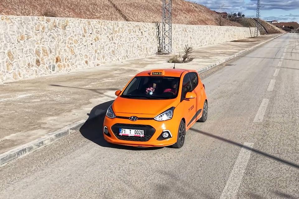 "TAKSİCİ ABLA" KADIN YOLCULAR İÇİN DİREKSİYON BAŞINDA