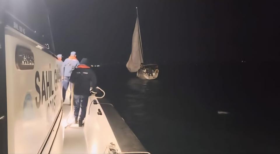 İçinde 2 kişinin bulunduğu yelkenli tekne kurtarıldı
