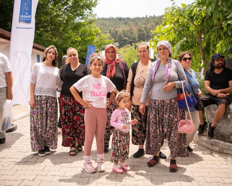 KUŞADASI'NDA KİRAZ ŞENLİĞİ COŞKUSU