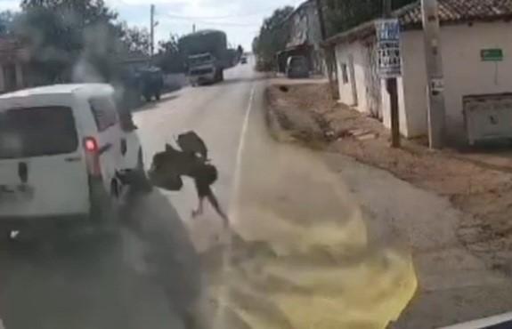 Hafif ticari araç çocuğa çarptı