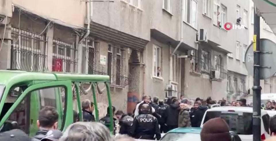 Taksici, evinin önünde bıçaklanarak öldürüldü